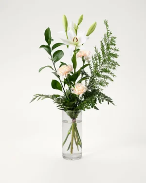 Solitär-bukett med en vit lilja och en klassisk nejlika – enkel och elegant blomsterhälsning”